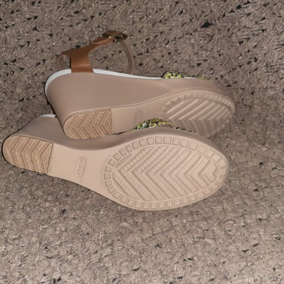 CROCS-Leigh II Ankle Strap Wedge Pump-Yellow/Brown Floral-Sz 8-Excellent - Picture 7 of 7